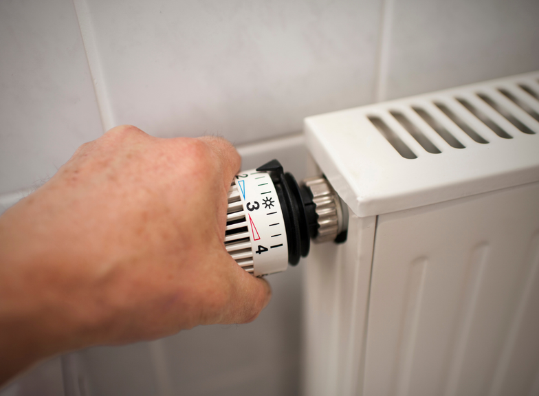 How does a thermostatic head work in a radiator and a faucet?
