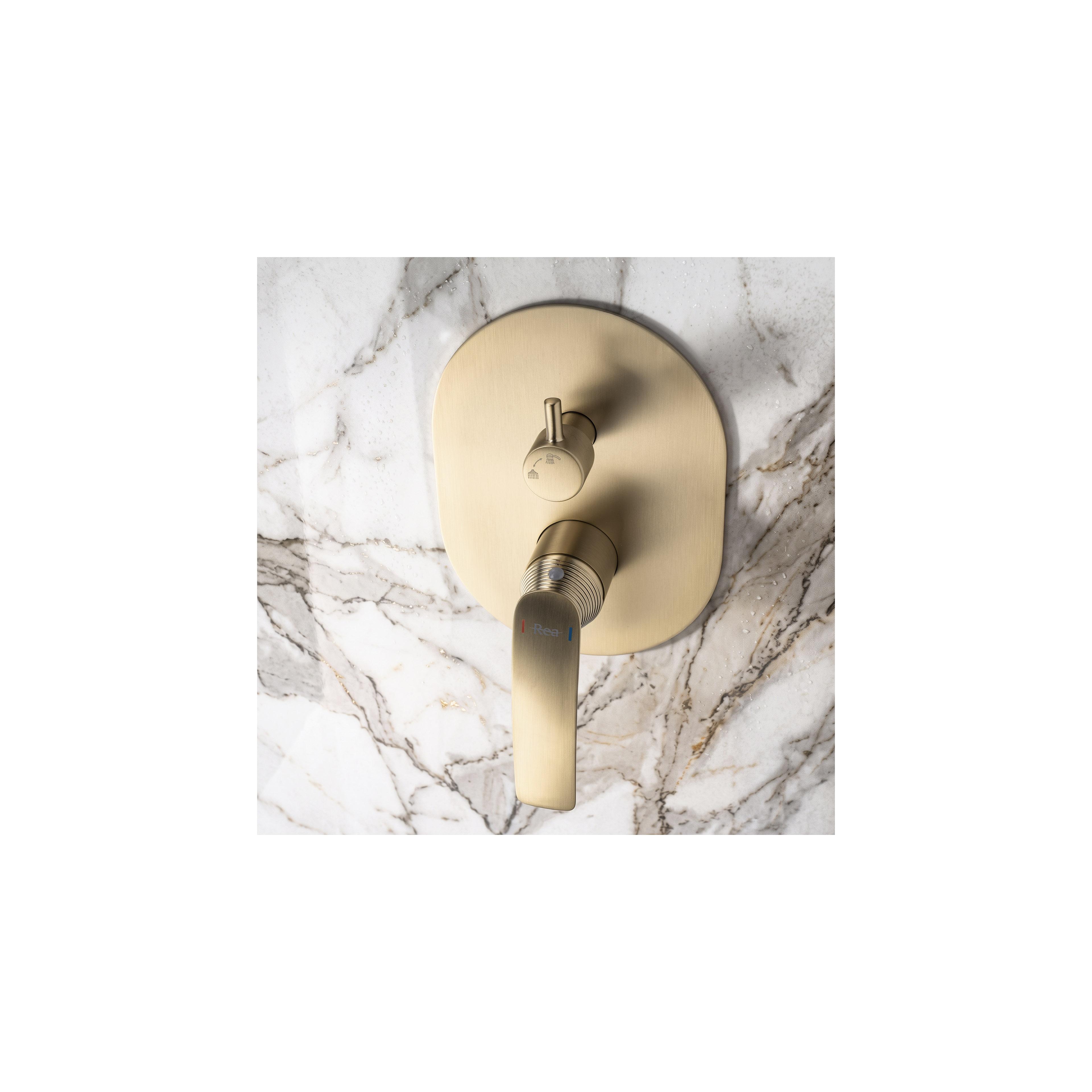 Inbyggt duschset Rea Como M2 Brush Gold + BOX