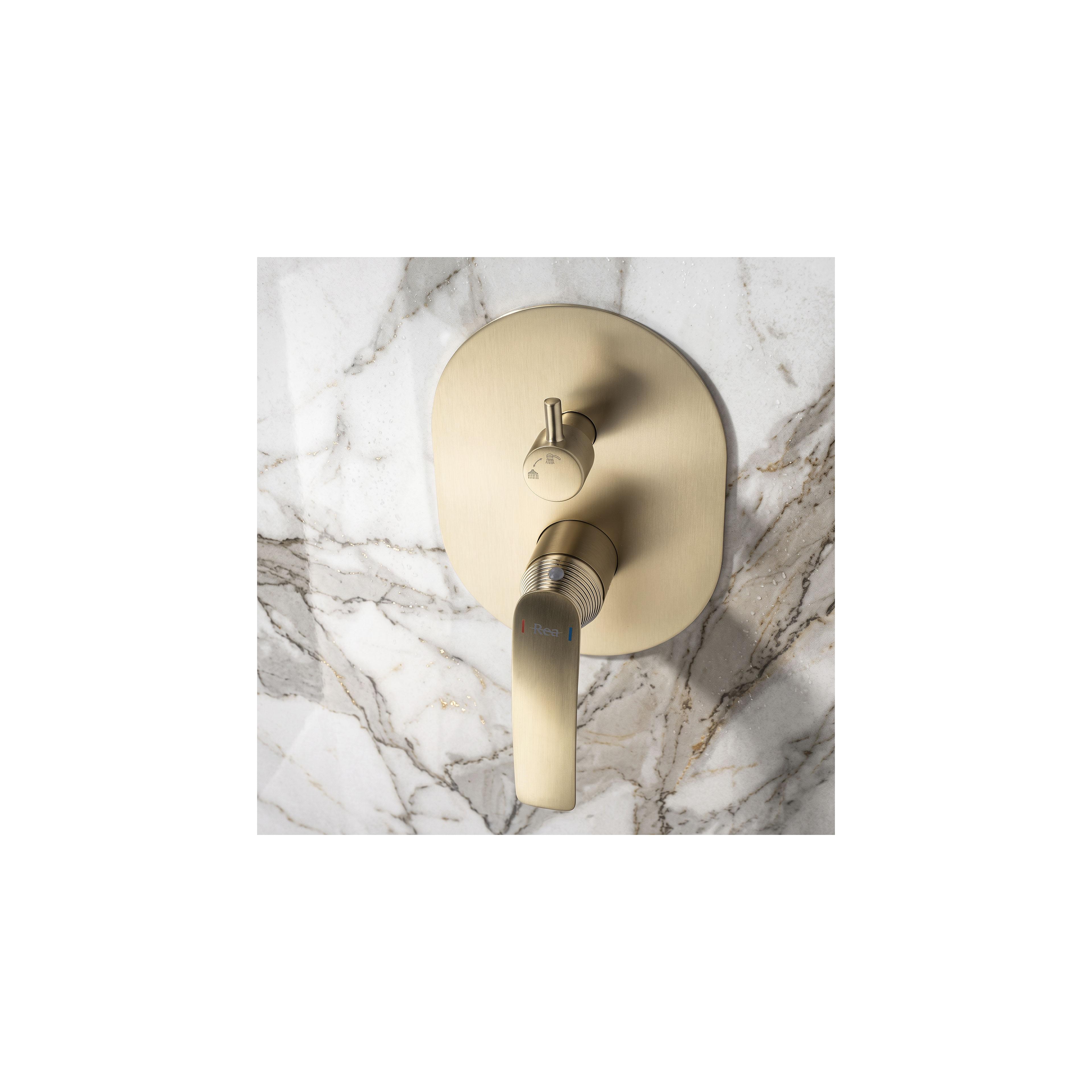 Душ система за вграждане Rea Como M2 Brush Gold  + BOX