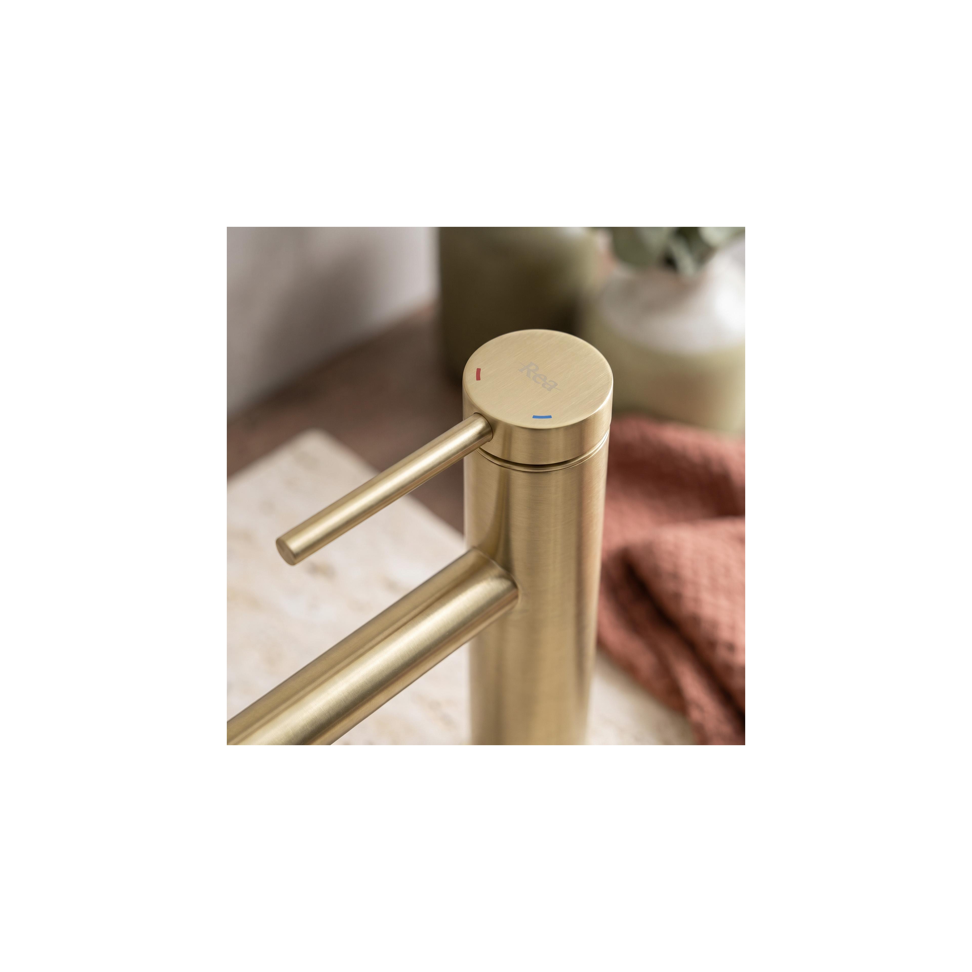 Waschbeckenarmatur Rea Spot Brush Gold Low