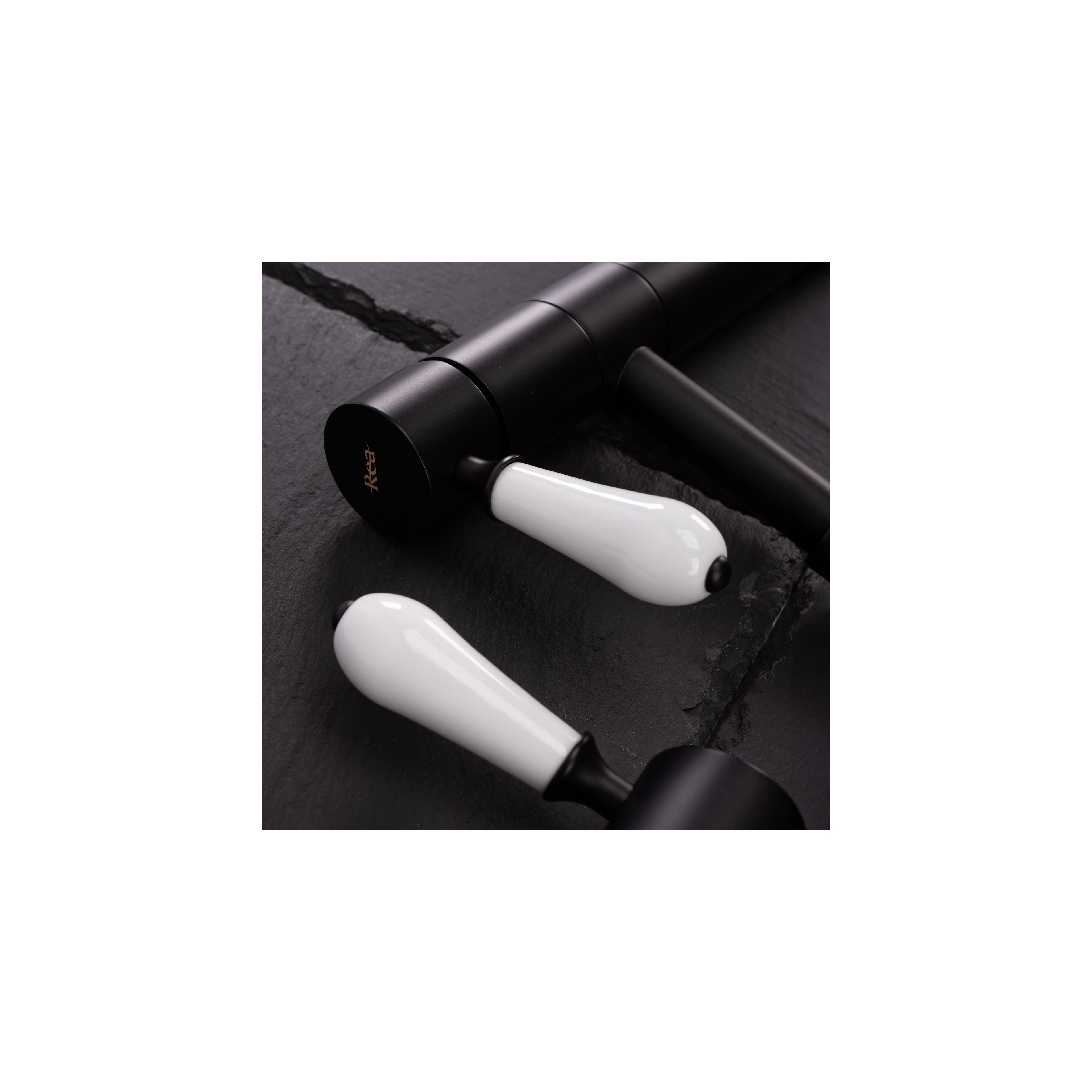 Waschbeckenarmatur Rea Serra black low